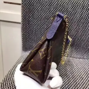 Replica Louis Vuitton Pallas Clutch Bleu Marine - Image 2