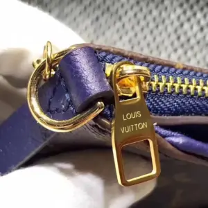 Replica Louis Vuitton Pallas Clutch Bleu Marine - Image 4