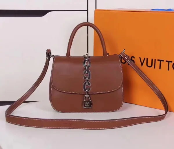 Replica Louis Vuitton Chain it Bag Pistache