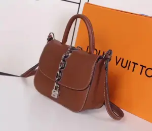 Replica Louis Vuitton Chain it Bag Pistache - Image 3