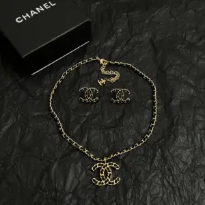 Replica Chanel earrings CC style black and body gold - Image 4