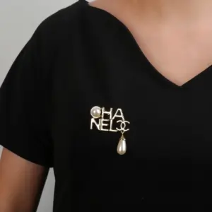 Replica Chanel Fashionable elements add pearl brooch CHANEL letters - Image 2
