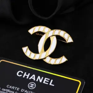 Replica Chanel CC style white gold striped brooch - Image 3