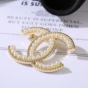 Replica Chanel CC style pearl gold border brooch - Image 3