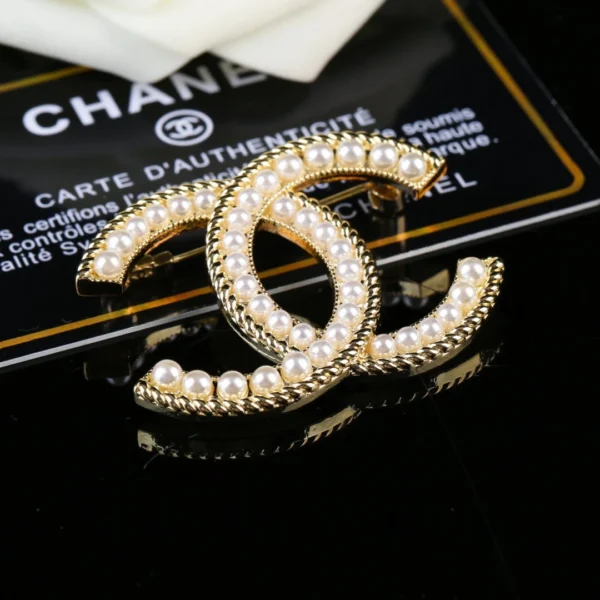 Replica Chanel CC style pearl gold border brooch