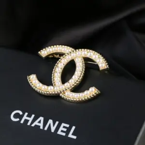 Replica Chanel CC style pearl gold border brooch - Image 5