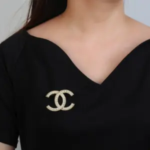 Replica Chanel CC style pearl gold border brooch - Image 2