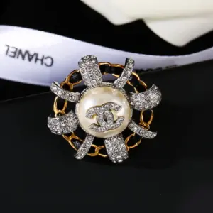 Replica Chanel Diamond eight petal CC large pearl brooch - Image 4