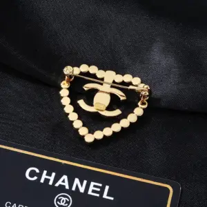 Replica Chanel Border set with diamonds and large gemstones CC brooch - Image 3