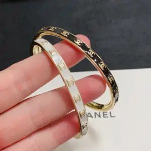 Replica Chanel CC printed black and white monochrome enamel open bracelet - Image 6