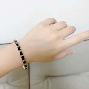 Replica Chanel CC printed black and white monochrome enamel open bracelet - Image 2