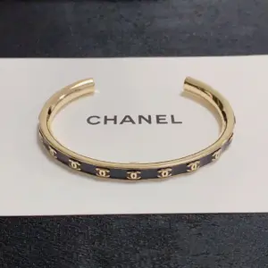 Replica Chanel CC printed black and white monochrome enamel open bracelet - Image 3
