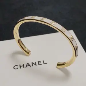Replica Chanel CC printed black and white monochrome enamel open bracelet - Image 4