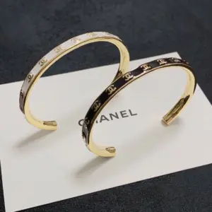 Replica Chanel CC printed black and white monochrome enamel open bracelet - Image 5