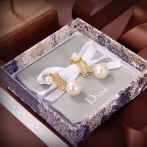 Replica Dior Large pearl pendant with DIOR letter tag earrings - Image 3