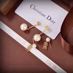 Replica Dior Large pearl pendant with DIOR letter tag earrings - Image 4