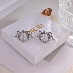 Replica Dior DIOR letter graphic solid color gold and silver earrings - Image 3