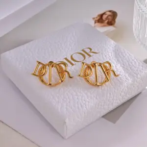 Replica Dior DIOR letter graphic solid color gold and silver earrings - Image 2
