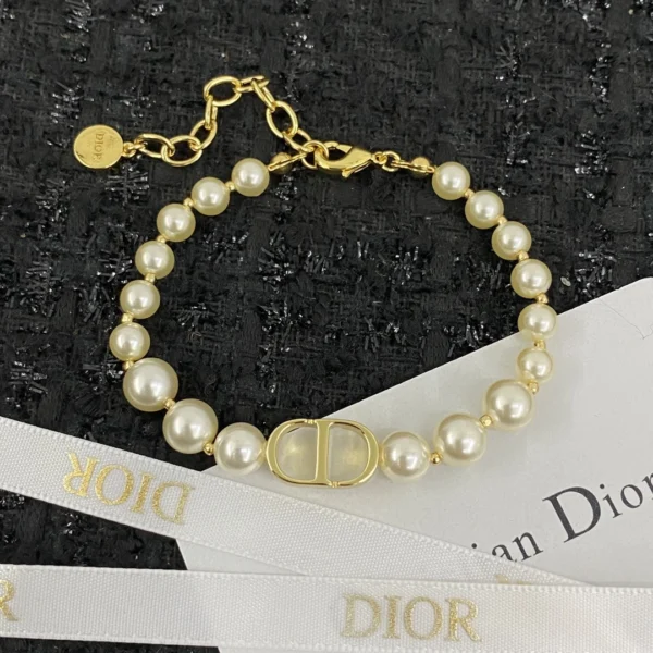 Replica Dior Solid color pearl bracelet with CD pendant